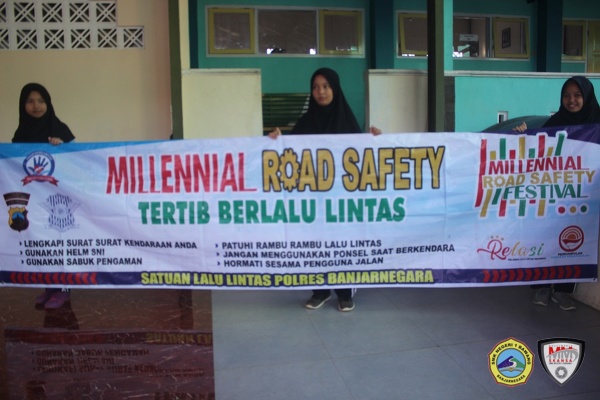Senam Kolosal Millenial Road Safety SMK N 1 Bawang & Polres Banjarnegara