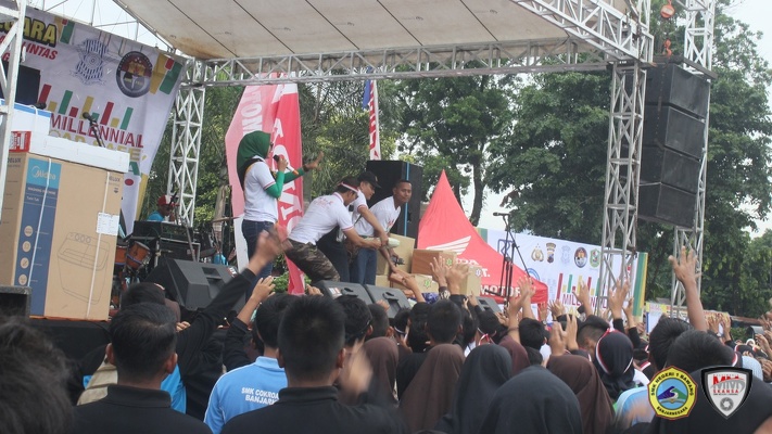 Jalan Sehat dan Senam Milenial Road Safety Festival 